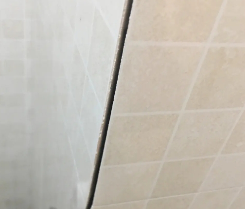 察哈尔右翼中瓷砖空鼓维修公司分享阳台瓷砖脱落的修复过程可以分为以下几个步骤
